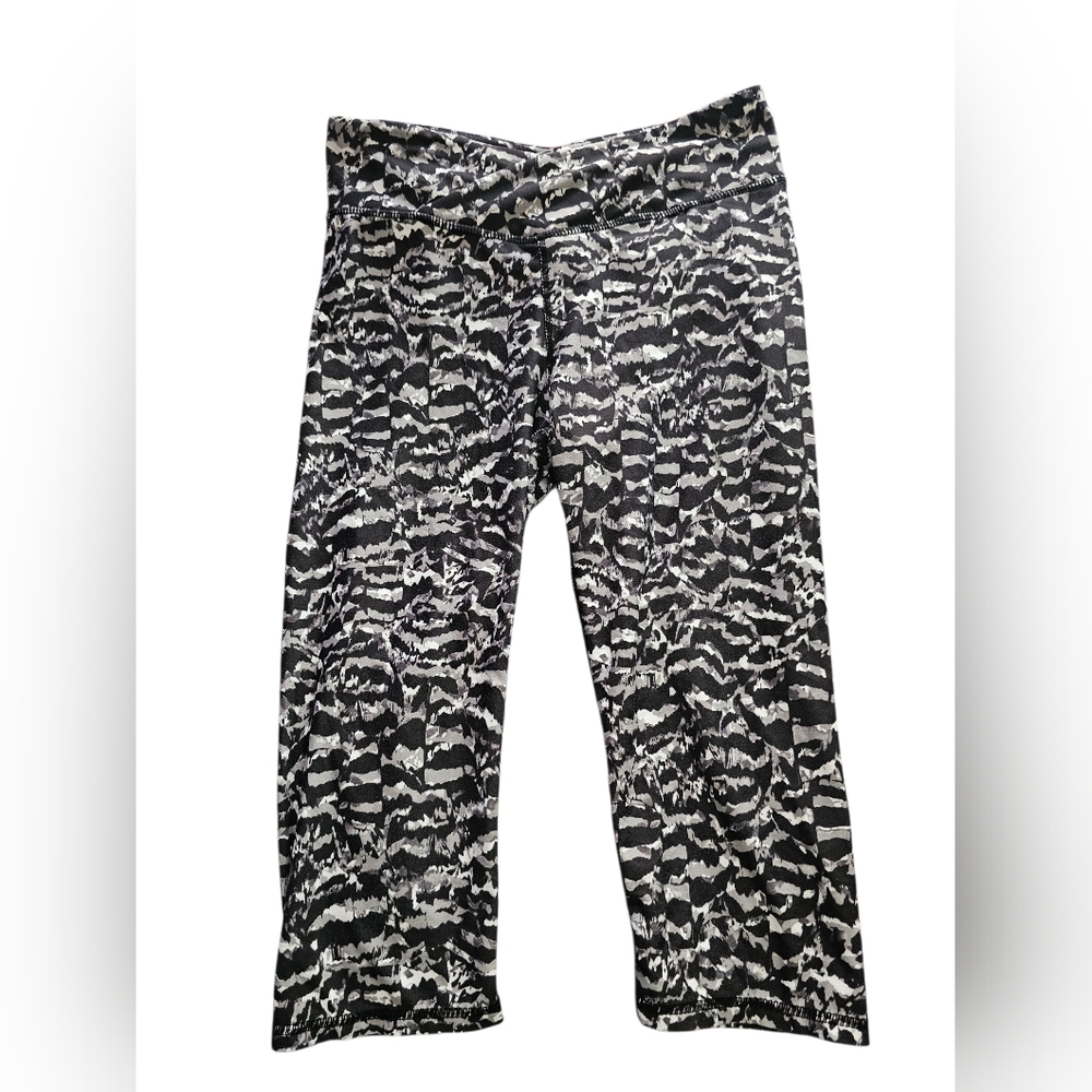Fabletics Womens Black and White Patterned Capris